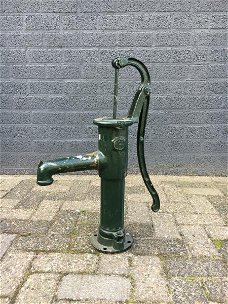 Ouderwetse waterpomp, vol gietijzer, groen-waterpomp