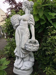 Prachtig wit stenen beeld- staande dame-bloemmanden