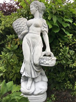 Prachtig wit stenen beeld- staande dame-bloemmanden - 1