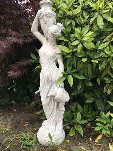 Pwit stenen beeld  dame met waterkruikens fontein- vijver
