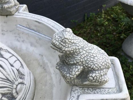 Tuinfontein met spuwende kikkers, vol steen.-kikker-tuin - 5