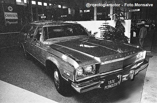 1974 PLYMOUTH FURY SPORT SUBURBAN STATION WAGON - 4