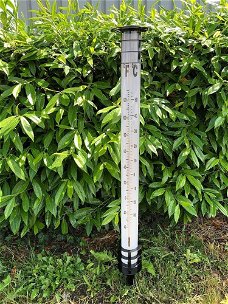 Een zeer forse temperatuur meter -de tuin-termometer