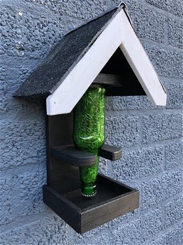 Fraai houten vogel- voeder-huis met bekende voedersilo - 0