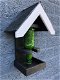 Fraai houten vogel- voeder-huis met bekende voedersilo - 0 - Thumbnail