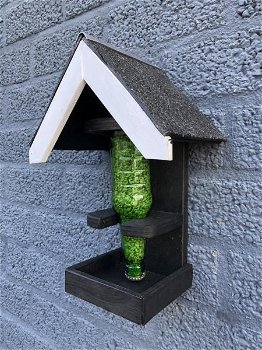 Fraai houten vogel- voeder-huis met bekende voedersilo - 6