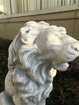 Zittende leeuw, vol steen op sokkel-leeuw -sokkel-tuin - 3