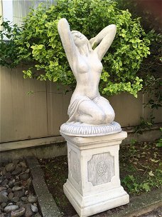 Mooi vol stenen beeld-naakte knielende vrouw-pikant 