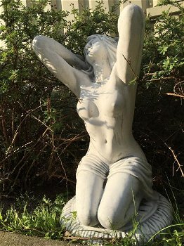 Mooi vol stenen beeld-naakte knielende vrouw-pikant - 2