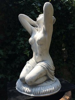 Mooi vol stenen beeld-naakte knielende vrouw-pikant - 6