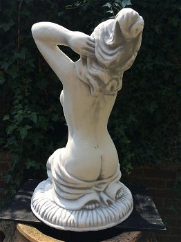 Mooi vol stenen beeld-naakte knielende vrouw-pikant - 7