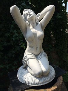 Mooi vol stenen beeld naakte vrouw-pikant-tuin-deco