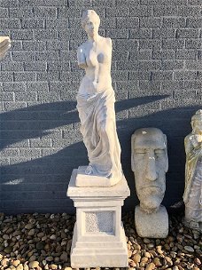 Prachtig stenen beeld van Venus van Milo op sokkel-tuin