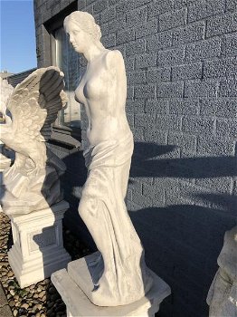 Prachtig stenen beeld van Venus van Milo op sokkel-tuin - 2