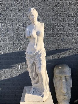 Prachtig stenen beeld van Venus van Milo op sokkel-tuin - 3