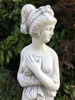 Prachtig vol wit stenen beeld van erotisch geklede dame - 3