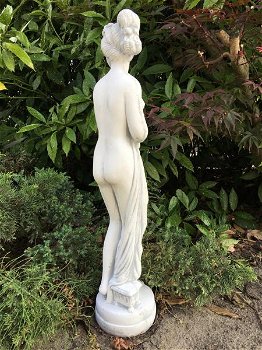 Prachtig vol wit stenen beeld van erotisch geklede dame - 4