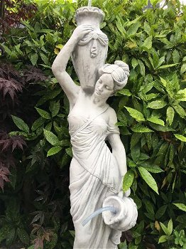 Prachtig wit stenen beeld-dame-waterkruiken-fontein - 1
