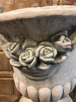 Bloempot met rozen motief, massief gegoten steen - 1