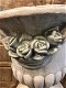 Bloempot met rozen motief, massief gegoten steen - 1 - Thumbnail