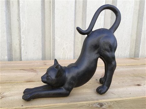 Sculptuur van een kat die zich uitstrekt -kat -poes -beeld - 1