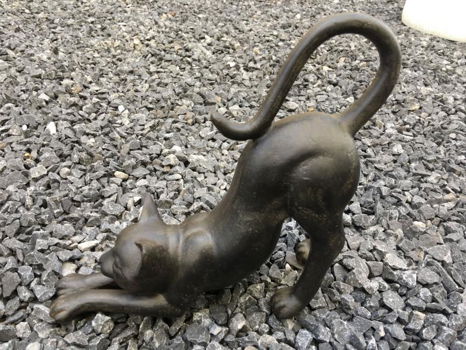 Sculptuur van een kat die zich uitstrekt -kat -poes -beeld - 4