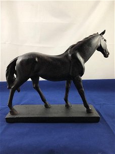 Beeld paard op stand, polystone bruin-zwart-paard-beeld