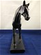 Beeld paard op stand, polystone bruin-zwart-paard-beeld - 4 - Thumbnail