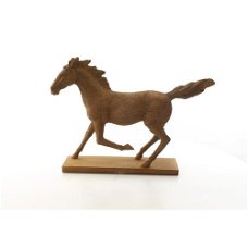 Mooi polystonen beeld van een galopperend paard-paard
