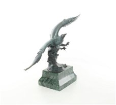 Een bronzen beeld-adelaar die vliegt-adelaar-brons-beeld