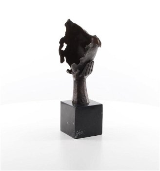 brons beeld van een hoofd rustend op een hand-handen - 5