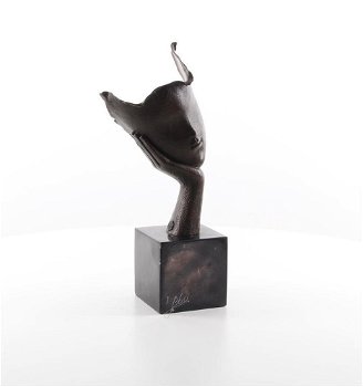 brons beeld van een hoofd rustend op een hand-handen - 7