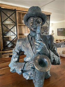 Prachtige torso van een jazz muzikant met saxofoon