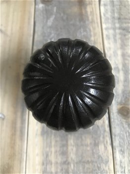1 deurknop met rozet -van antiek ijzeren-vast niet draaib - 0