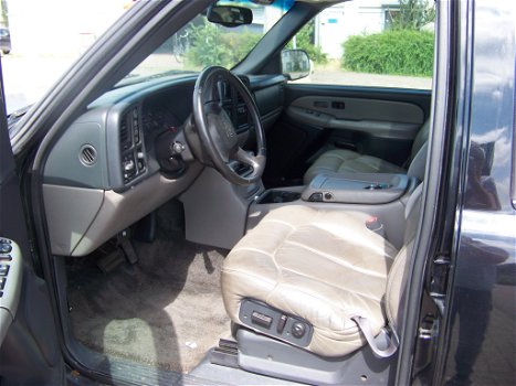 2002 Chevrolet Suburban - 3