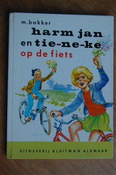 harm jan en tie-ne-ke op de fiets - 0