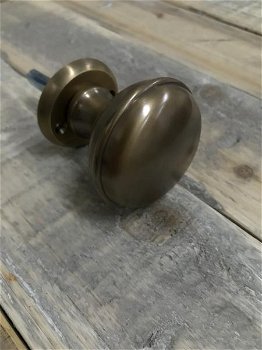 1 deur knop met voetrozet, messing pat.-meubel knop - 1