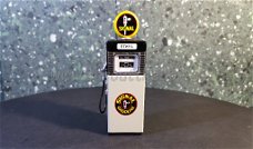 SIGNAL gasoline gas pump 1:18 Greenlight