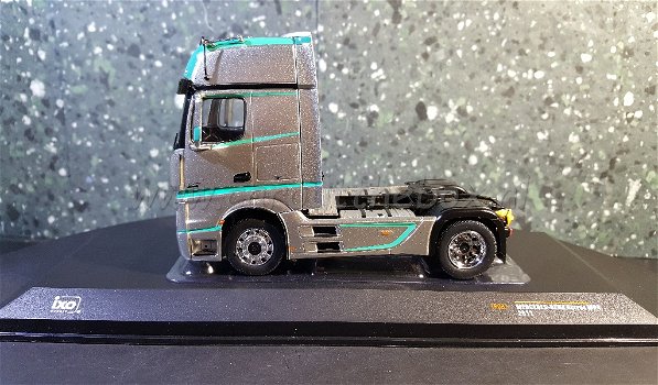 Mercedes Actros MP4 grijs 1:43 Ixo V543 - 0