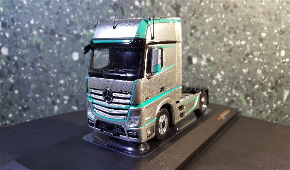 Mercedes Actros MP4 grijs 1:43 Ixo V543 - 1