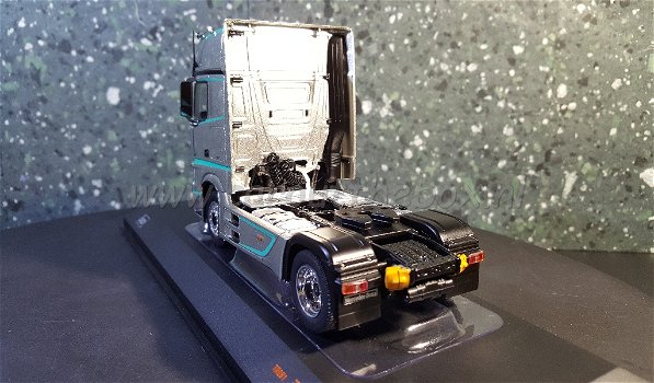 Mercedes Actros MP4 grijs 1:43 Ixo V543 - 2