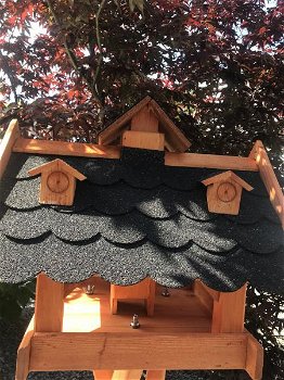 Een groot houten vogelhuis op standaard- villa voor vogels - 2