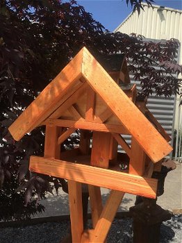 Een groot houten vogelhuis op standaard- villa voor vogels - 3
