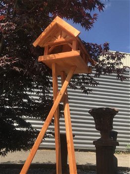 Een groot houten vogelhuis op standaard- villa voor vogels - 5