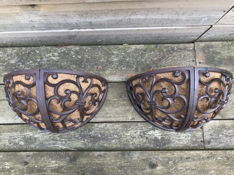 Een set plantenbakken , manden voor aan de muur- - nr. 1