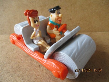 ad0840 flintstones fred en wilma in auto - 0