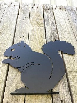 Prachtig silhouette van een eekhoorn, mat zwart metaal - 0