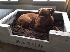 Veilige steigerhouten hondenmand, model Mango