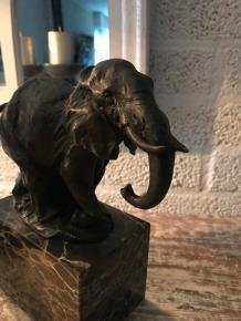 Een beeld van een olifant, bronzen beeld, prachtige olifant - 0