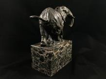 Een beeld van een olifant, bronzen beeld, prachtige olifant - 1